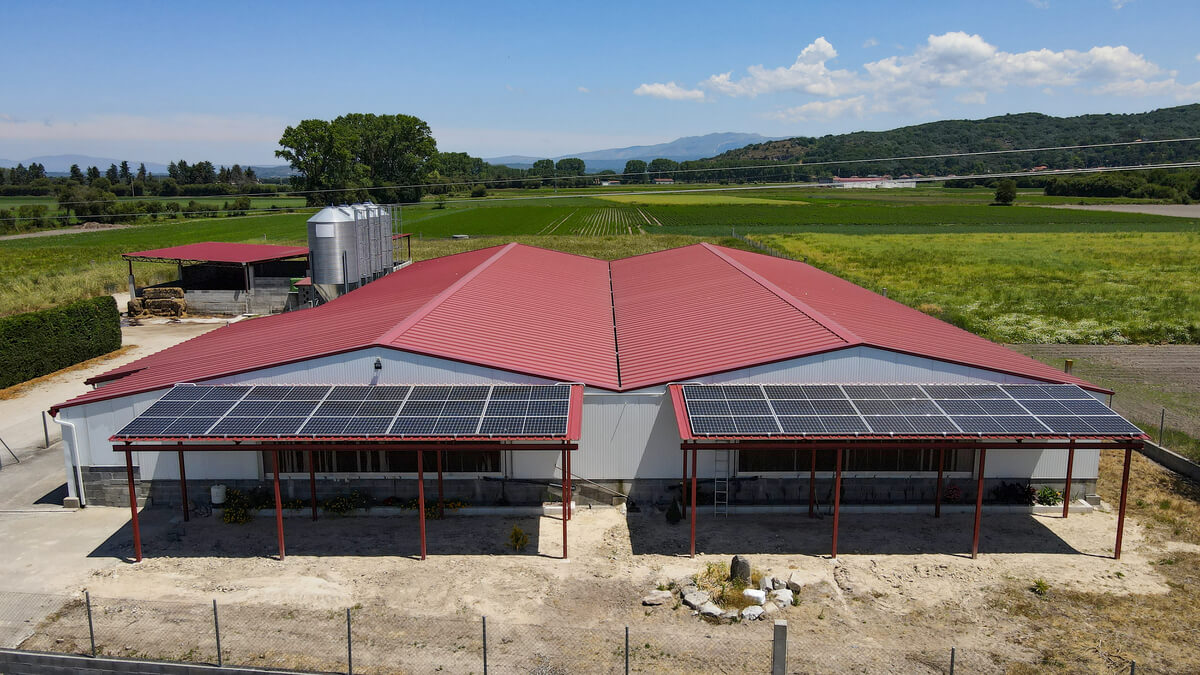Fotografía aérea con drone de las placas solares instaladas en la Granja Cunícula en Xinzo de Limia.