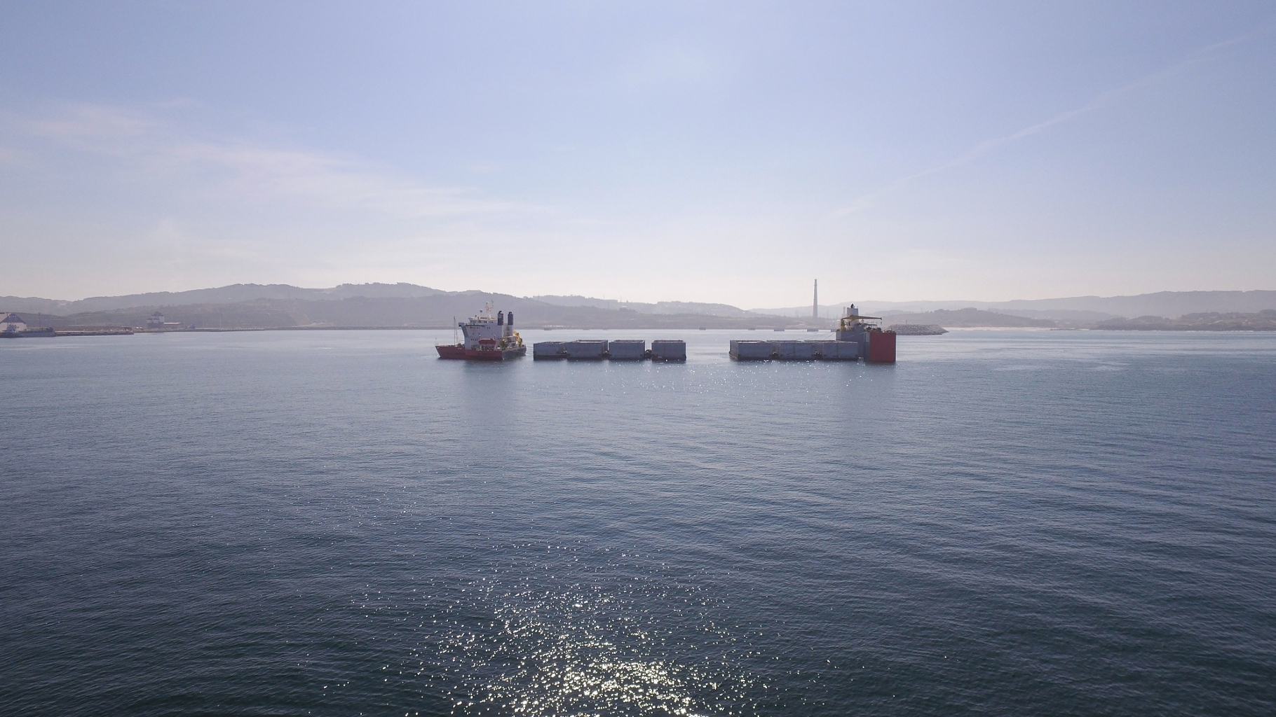 Fotografía con drone en el puerto exterior de A Coruña, del proceso de carga de bloques de hormigón para la construcción de puerto en Escocia. Trabajo realizado para Dragados